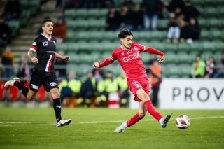 Le defenseur argovien Aleksandar Cvetkovic, gauche, lutte pour le ballon avec l'attaquant valaisan Theo Berdayes, droite, lors de la rencontre de football de Challenge League entre FC Sion et FC Aarau le vendredi 2 fevrier 2024 au stade de Tourbillon a Sion. (KEYSTONE/Jean-Christophe Bott)